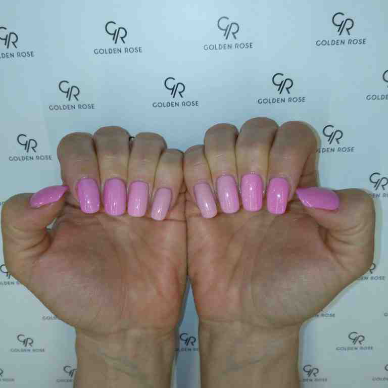 Stylizacja paznokci w czarujących kolorach różowego gradientu!