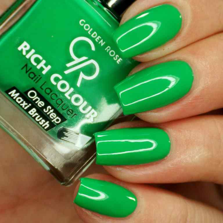 Przywołujemy wiosnę malując paznokcie kolorem soczystej zieleni!