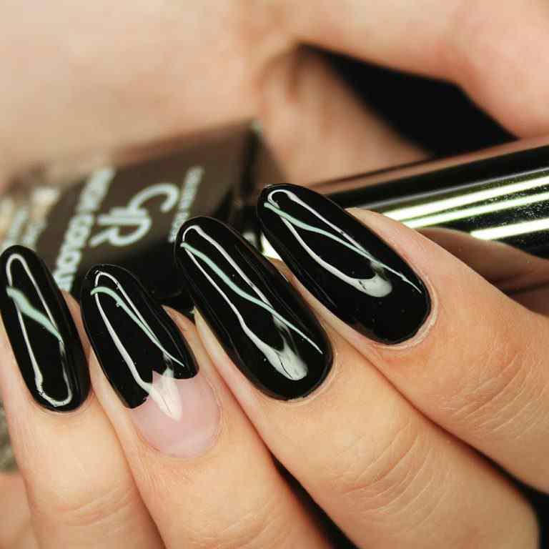 Dwie propozycje ciemnych stylizacji na paznokciach wykonane produktami Golden Rose!