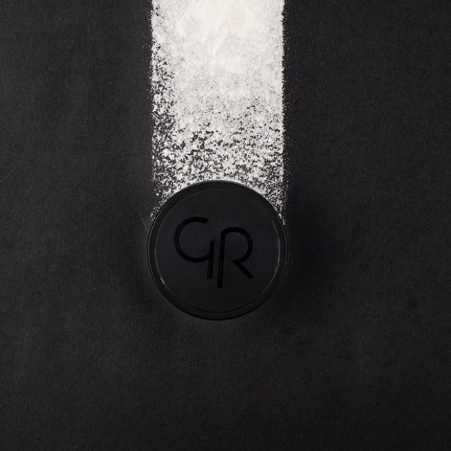 Jak nakładać puder matujący? Kilka makijażowych trików.