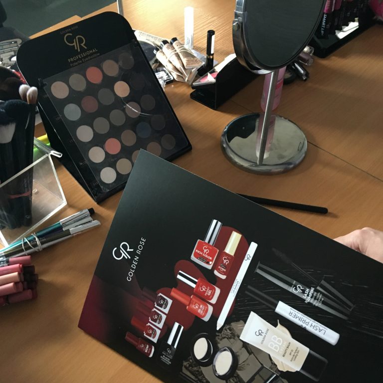 Matowe cienie do powiek – jak powinno się je nakładać?