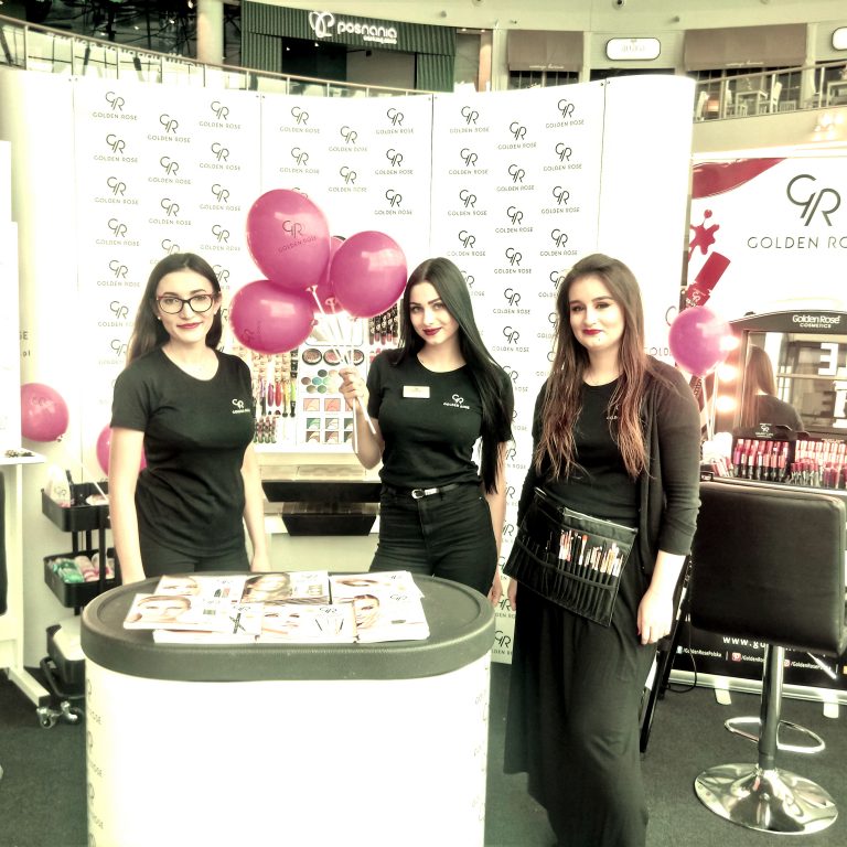 Stylizacja brwi i indywidualny dobór pomadki podczas eventu w Poznaniu!