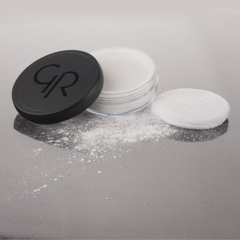 Puder matujący, czy rozświetlający – jaki wybrać?