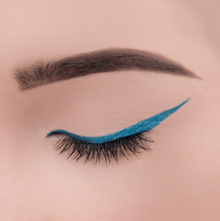 Jaki makijaż oka podbija kolor tęczówki?